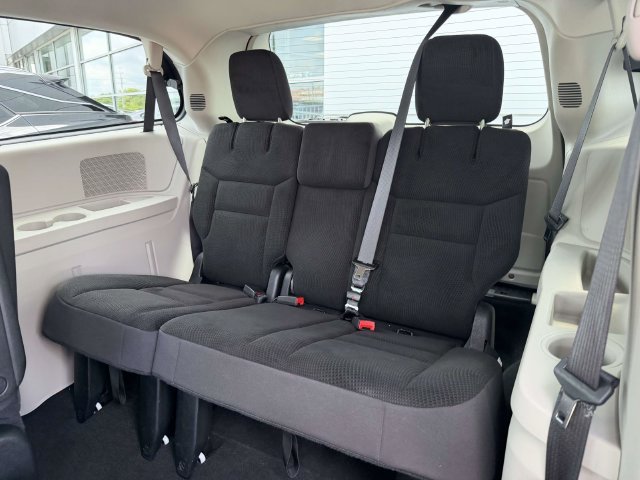 Used 2018 Dodge Grand Caravan SE w/ UConnect Hands-Free Group FWD image 13