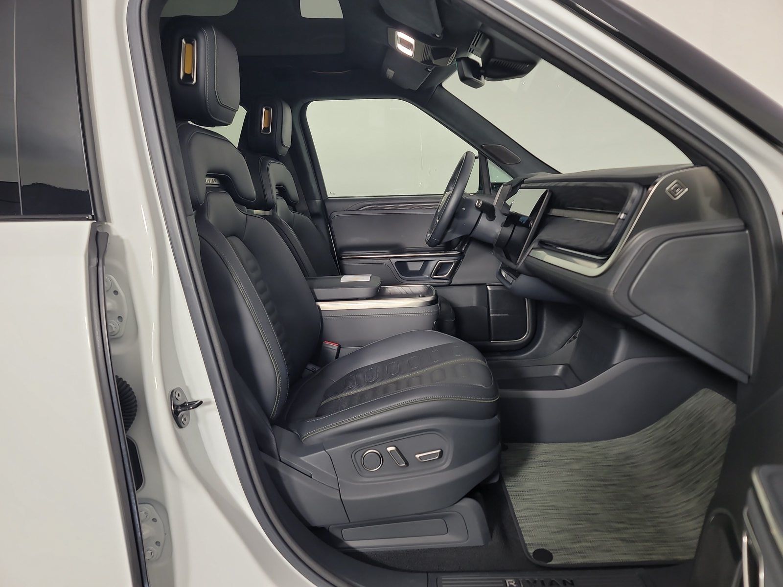 Used 2022 Rivian R1T Adventure AWD/4WD image 23
