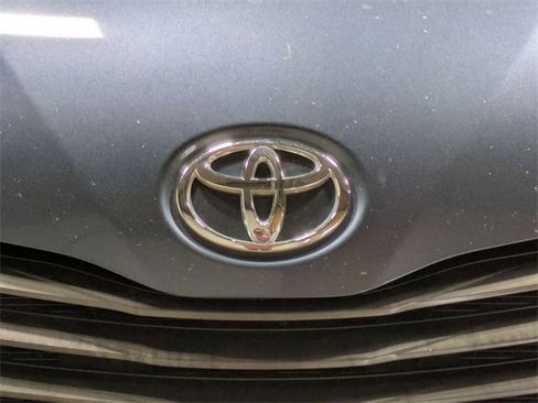 Used 2013 Toyota Sienna XLE image 9