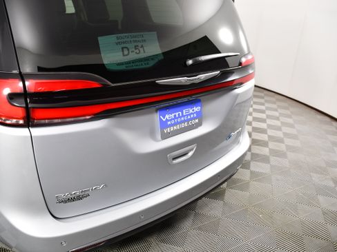 Used 2023 Chrysler Pacifica Limited FWD image 15