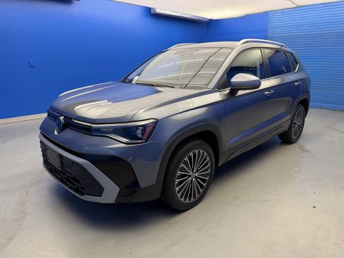 Used 2025 Volkswagen Taos SE FWD image 4