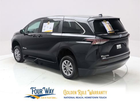 Used 2024 Toyota Sienna LE image 7