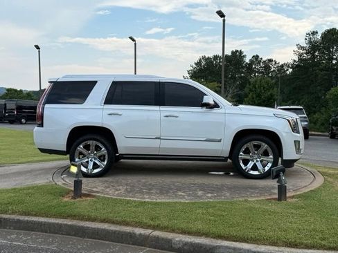 Used 2020 Cadillac Escalade Premium Luxury AWD/4WD image 8