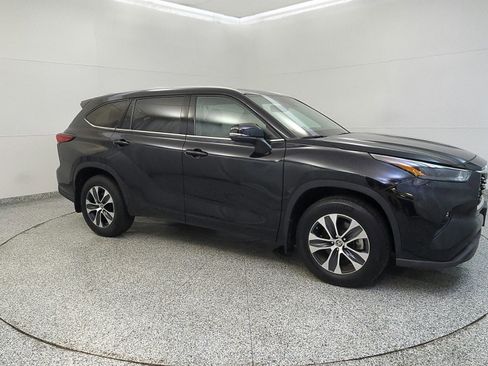 Used 2022 Toyota Highlander XLE AWD/4WD image 7
