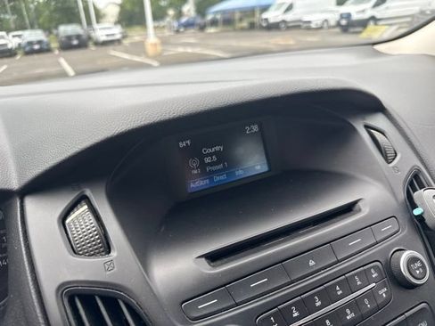 Used 2015 Ford Focus SE FWD image 2