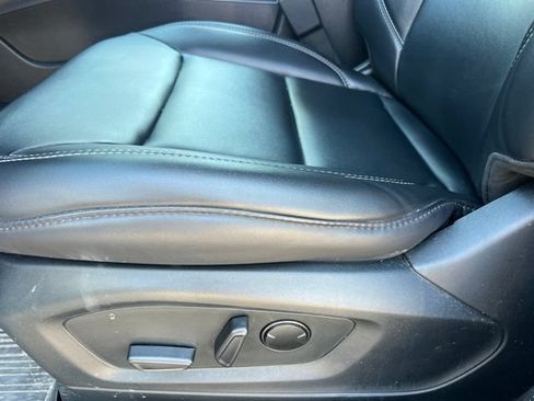 Used 2024 Ford Explorer XLT w/ Equipment Group 202A AWD/4WD image 22