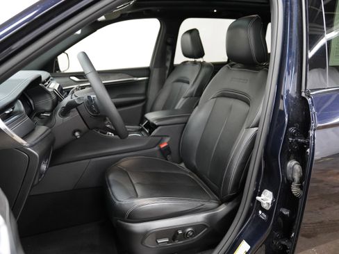 Used 2023 Jeep Grand Cherokee Overland image 4