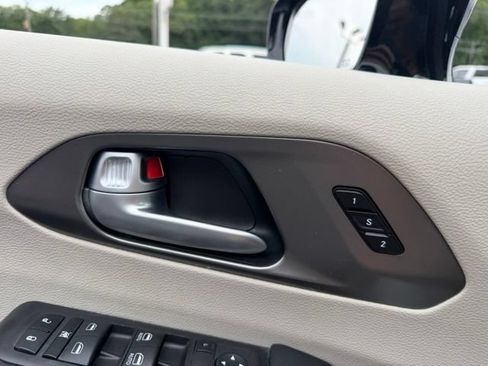 Used 2024 Chrysler Pacifica Touring-L FWD image 12