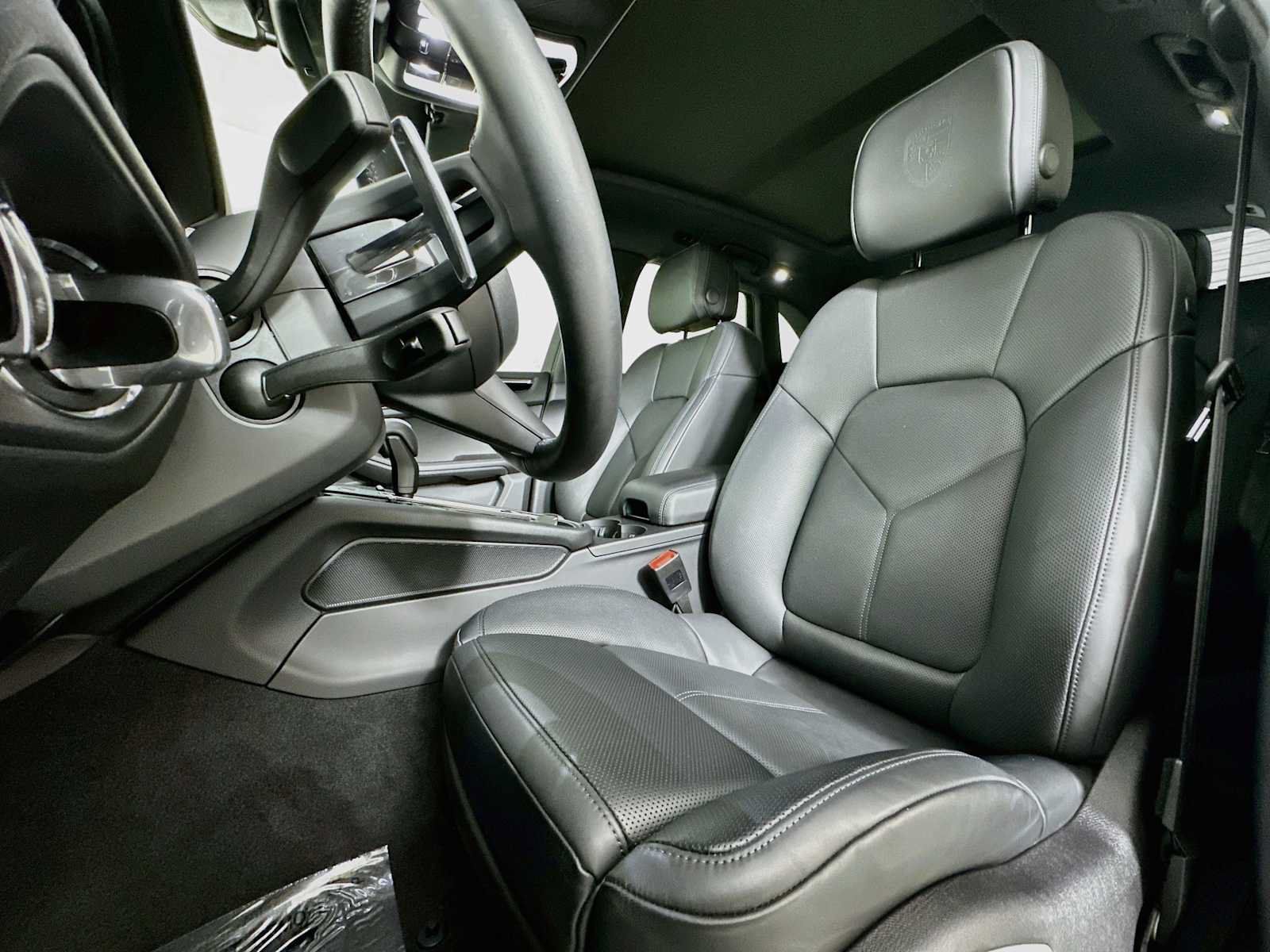 Certified 2026 Porsche Macan AWD/4WD image 5