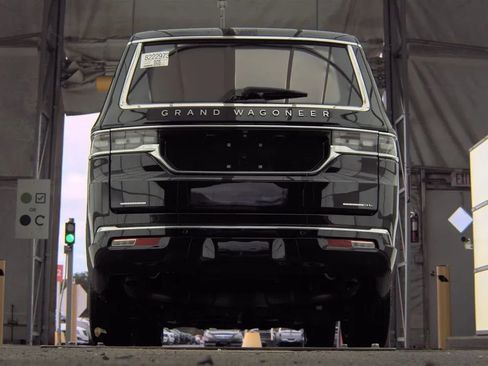Used 2023 Jeep Grand Wagoneer L Series III AWD/4WD image 6