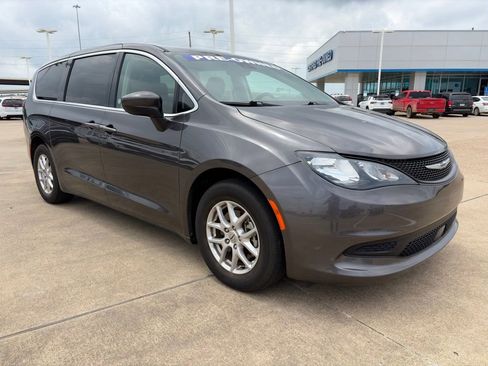Used 2023 Chrysler Voyager LX FWD image 4