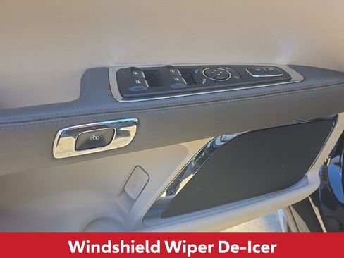 Used 2020 Lincoln Continental w/ Premium Package image 24