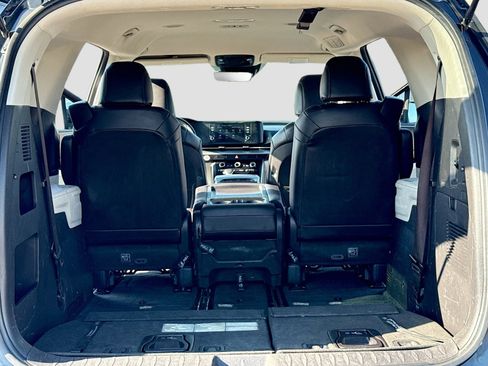 Used 2023 Kia Carnival LX image 7