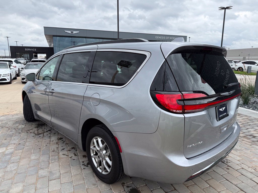 Used 2021 Chrysler Pacifica Touring FWD image 3