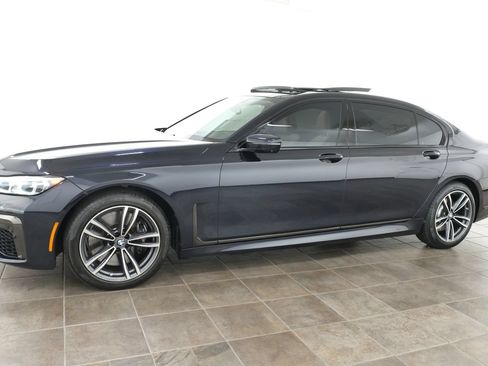 Used 2022 BMW 750i xDrive w/ Executive Package AWD/4WD image 2