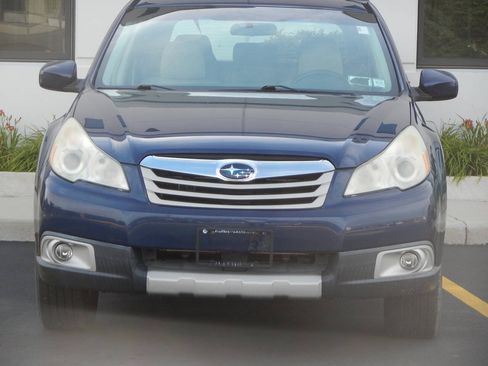 Used 2011 Subaru Outback 2.5i Premium w/ All-Weather Pkg AWD/4WD image 8