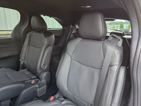 New 2025 Toyota Sienna Platinum image 9