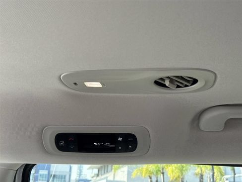 Used 2023 Chrysler Pacifica Touring-L FWD image 19