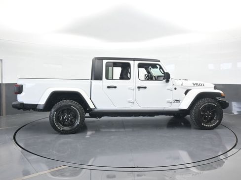 Used 2024 Jeep Gladiator Sport image 7
