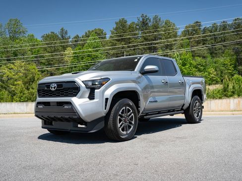 Used 2025 Toyota Tacoma TRD Sport AWD/4WD image 3