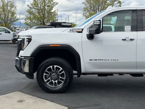 Used 2024 GMC Sierra 3500 SLT w/ X31 Off-Road Package AWD/4WD image 9