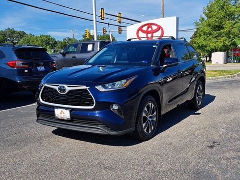 Used 2020 Toyota Highlander XLE AWD/4WD image 3