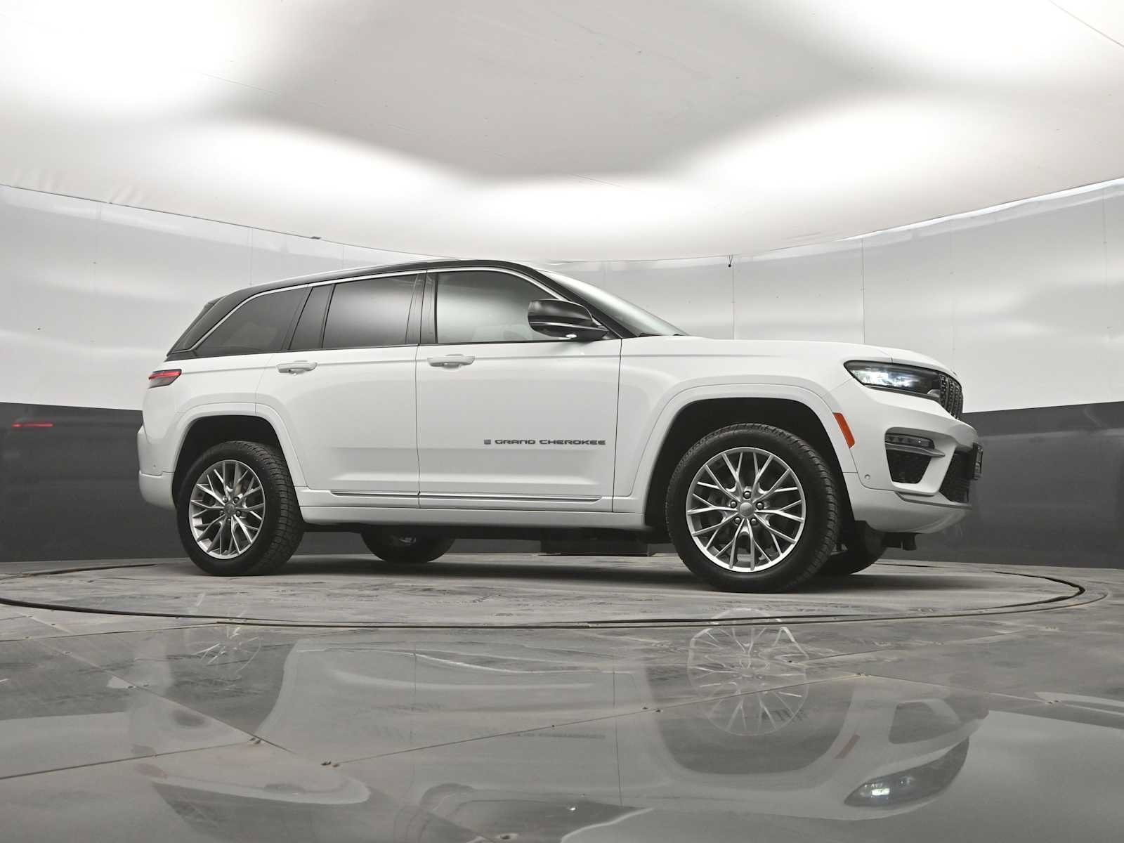 Used 2022 Jeep Grand Cherokee Summit w/ Advanced Protech Group IV AWD/4WD image 40
