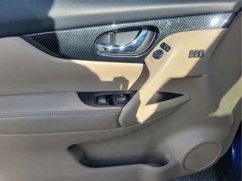 Used 2018 Nissan Rogue SL w/ Premium Package image 10