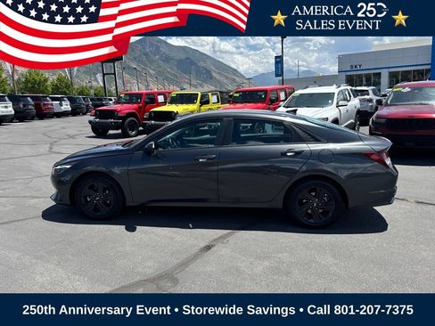 Used 2022 Hyundai Elantra SEL w/ Convenience Package FWD image 2