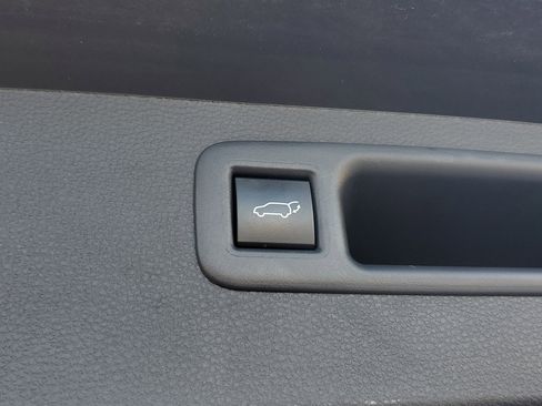 Certified 2023 Toyota Highlander XLE image 12