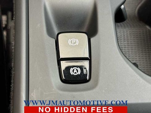 Used 2022 Volvo XC40 T5 Momentum w/ Premium Package image 31