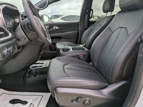 New 2026 Chrysler Pacifica Select image 10