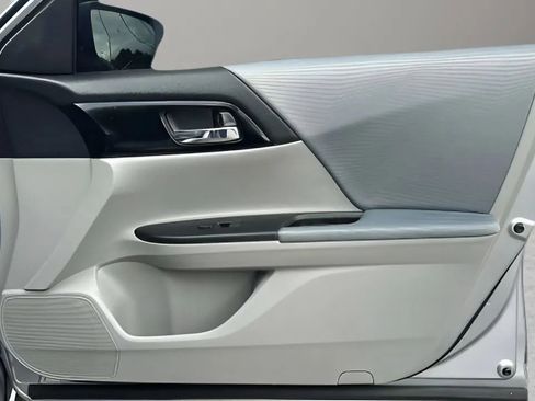 Used 2017 Honda Accord LX image 14