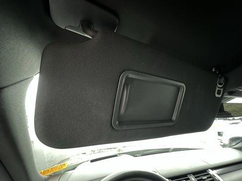 Certified 2024 Land Rover Discovery Metropolitan Edition image 27