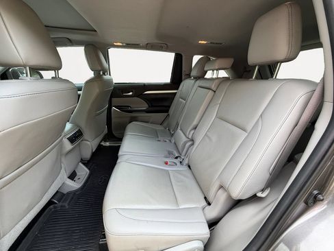 Used 2019 Toyota Highlander XLE AWD/4WD image 13