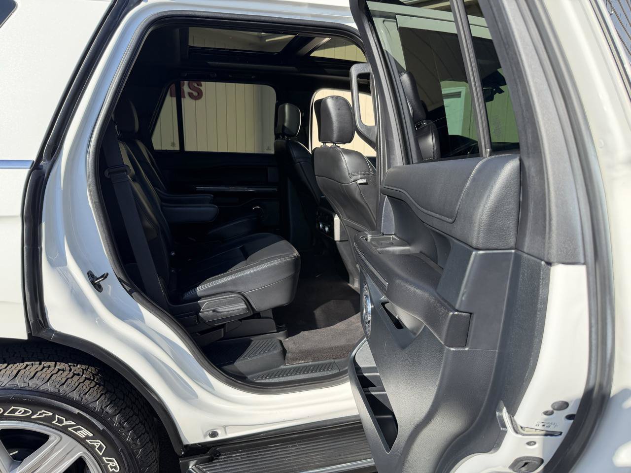 Used 2020 Ford Expedition XLT w/ Equipment Group 202A AWD/4WD image 4