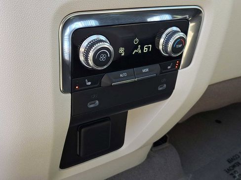 Used 2022 GMC Yukon Denali w/ Denali Premium Package AWD/4WD image 13