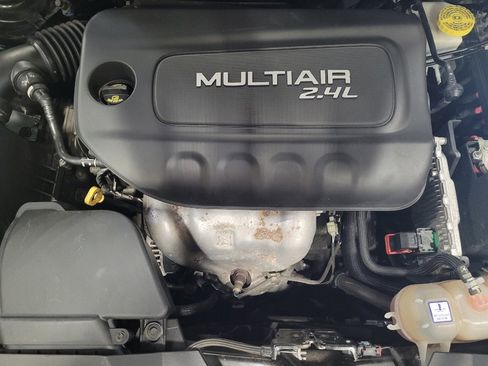 Used 2019 Jeep Cherokee Latitude Plus w/ Comfort/Convenience Group AWD/4WD image 30