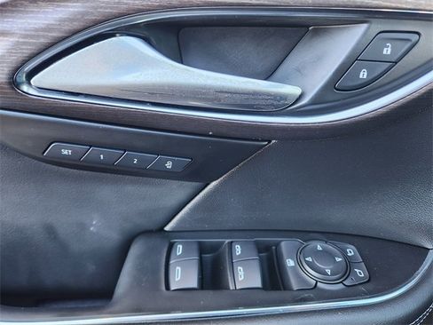 Used 2022 Buick Envision Avenir w/ Technology Package II image 18