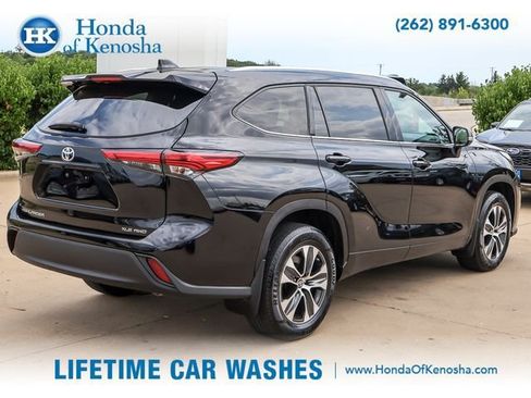 Used 2021 Toyota Highlander XLE AWD/4WD image 5