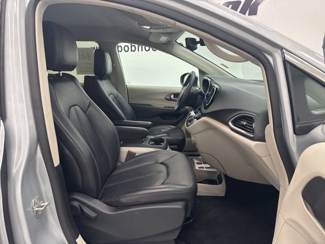 Used 2023 Chrysler Pacifica Touring-L FWD image 30