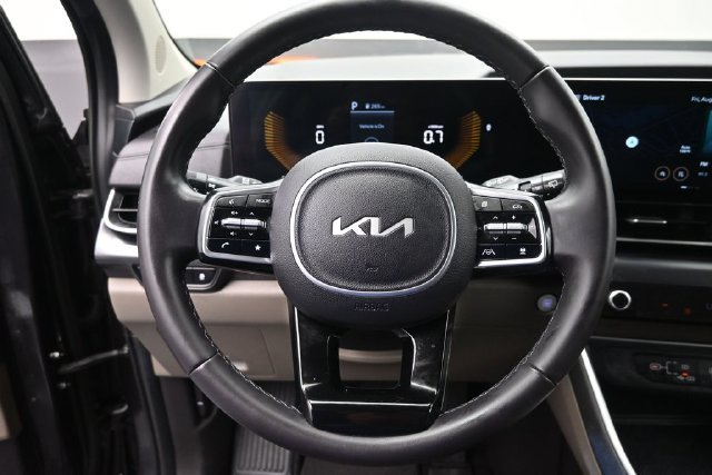 Used 2025 Kia Carnival FWD image 9