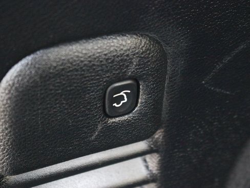 Used 2018 Jeep Grand Cherokee Overland RWD image 12