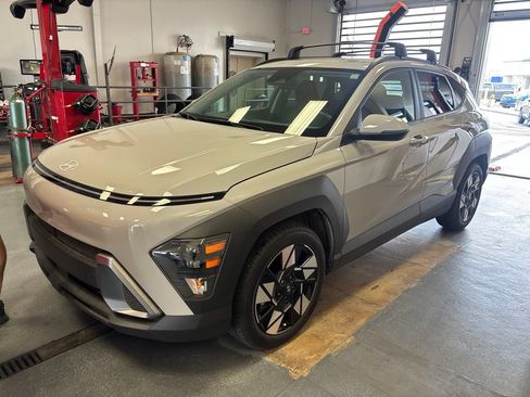 Used 2025 Hyundai Kona SEL FWD image 2