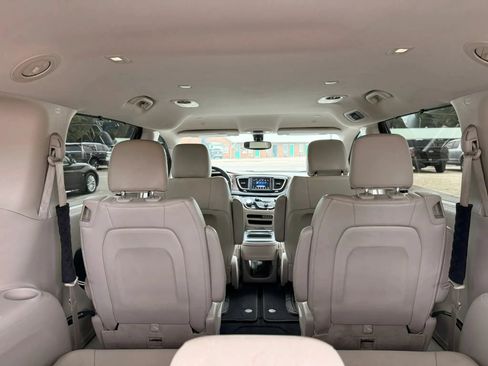 Used 2021 Chrysler Voyager Lxi FWD image 30