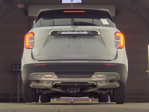 Used 2023 Ford Explorer XLT w/ Equipment Group 202A AWD/4WD image 7