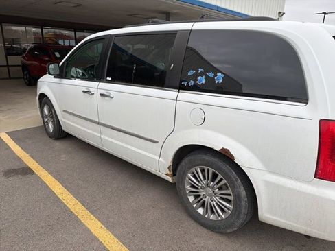 Used 2013 Chrysler Town & Country Touring-L w/ Driver Convenience Group image 8