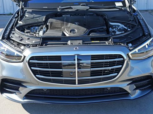 Used 2022 Mercedes-Benz S 500 4MATIC w/ AMG Line Package image 8