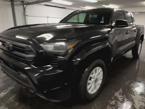 Used 2025 Toyota Tacoma SR5 image 4