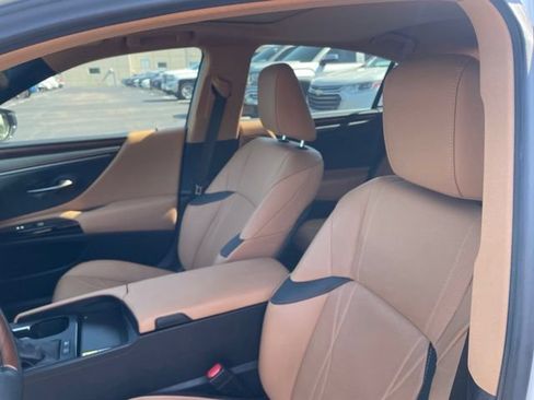Used 2025 Lexus ES 300h w/ Technology Package FWD image 5
